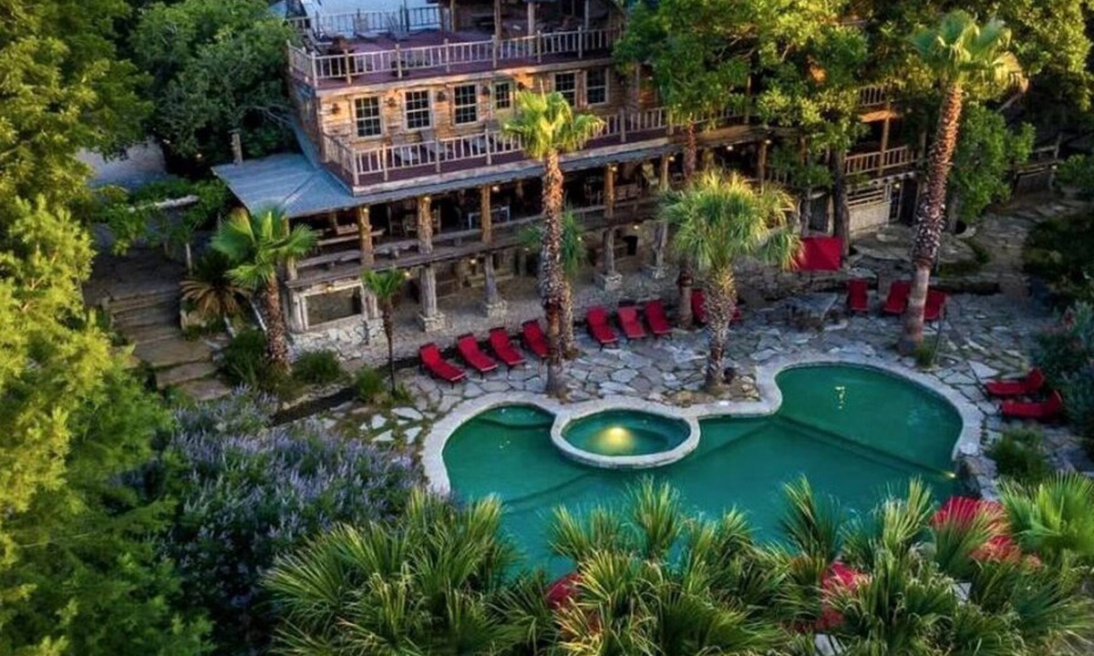 Satin Villa | Incredible Villa with Swimming Pool Nestled Amidst Trees in Chilton, Texas