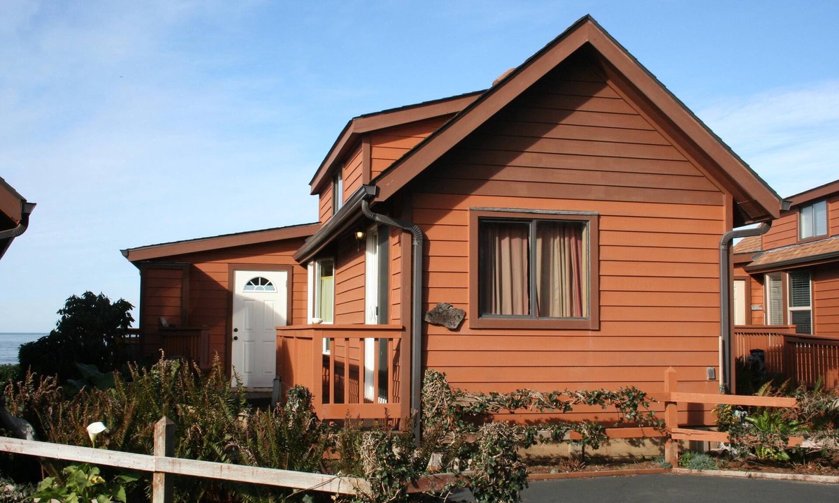 Smith River Cottage | Incredible White Water view! Gorgeous sunsets! Jacuzzi on deck/2 Flat screen TVs