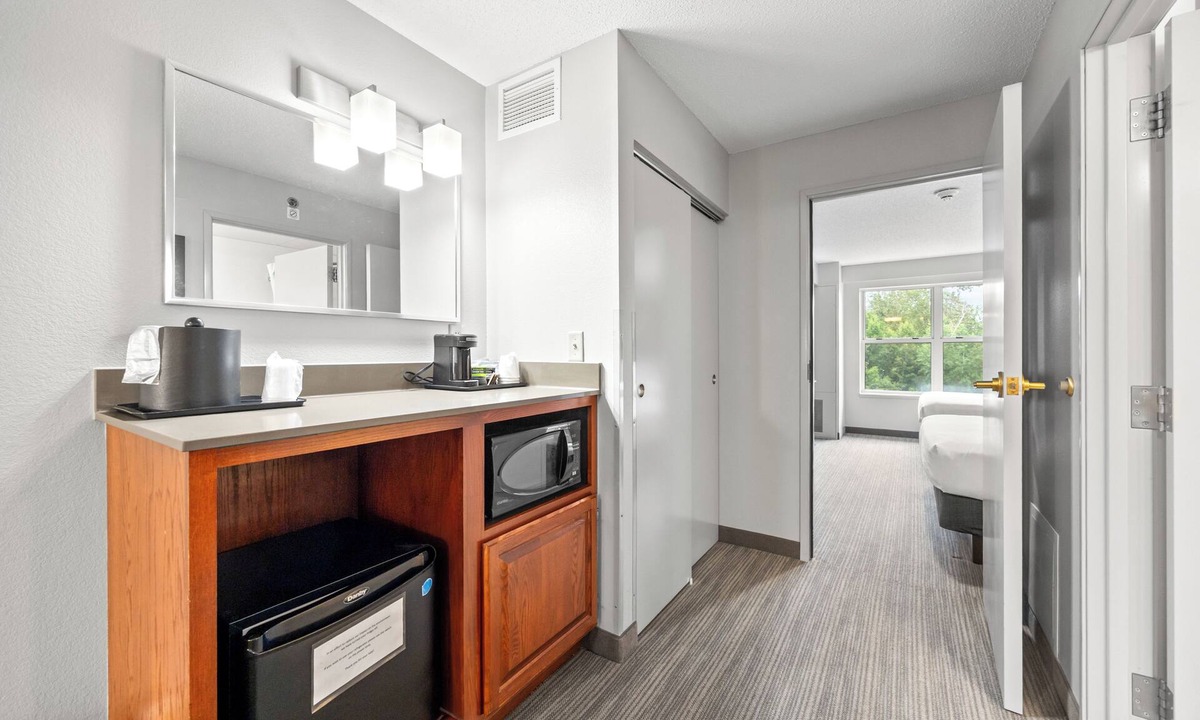 Marinette Hotel | Independence Stay Hotel & Suites