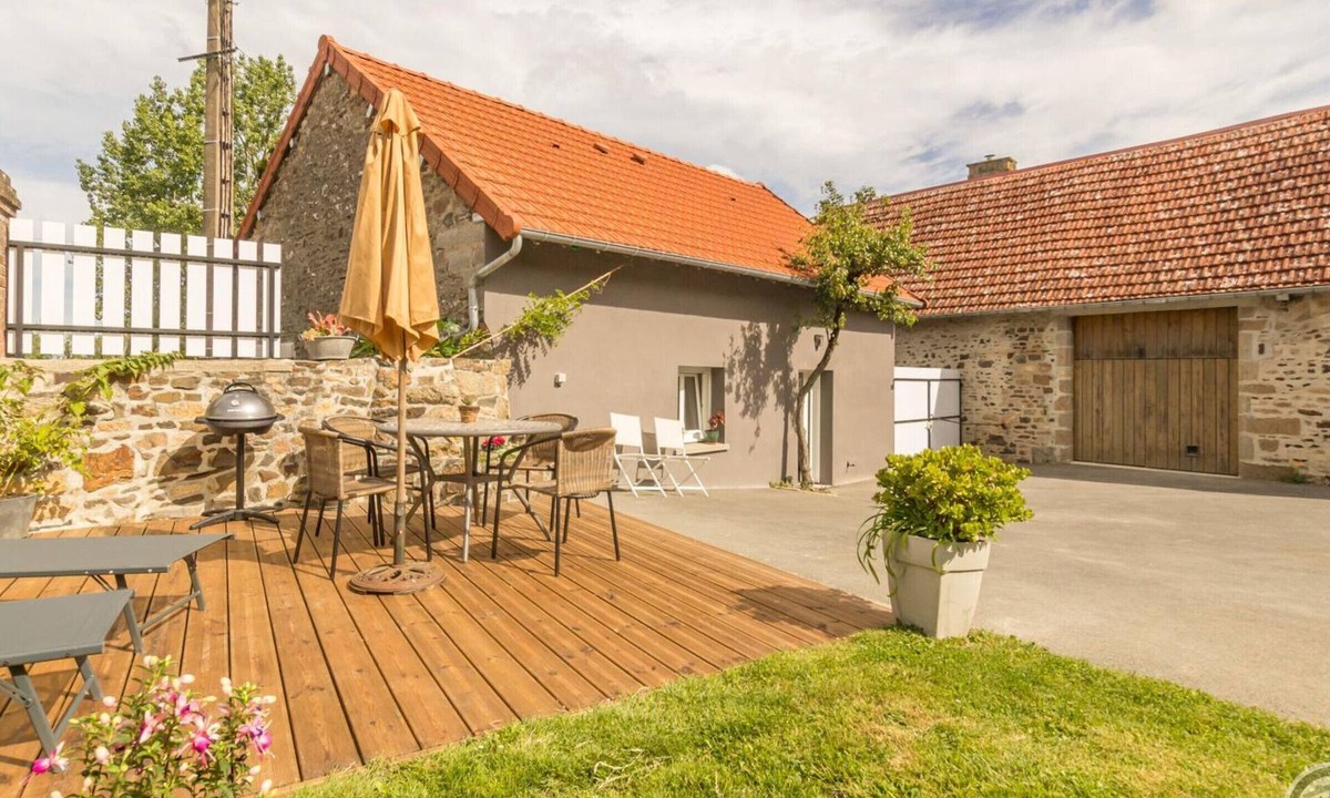 Jullouville Cottage | Independent house in Jullouville with terrace and beach access