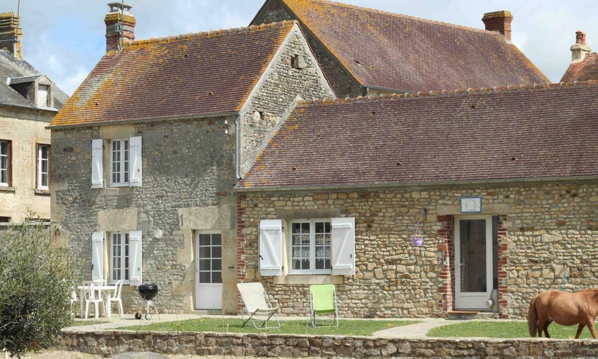 Montabard Cottage | Independent house with garden at equestrian, pets allowed