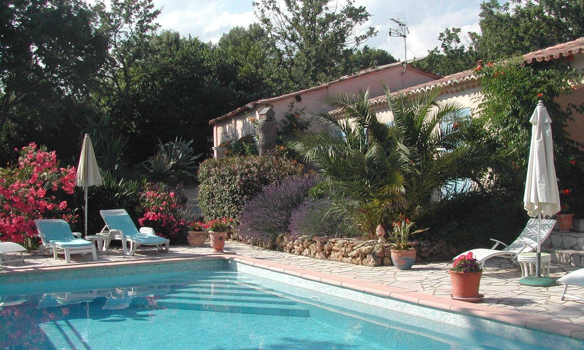 Tourtour Apartment | independent studio facing the pool