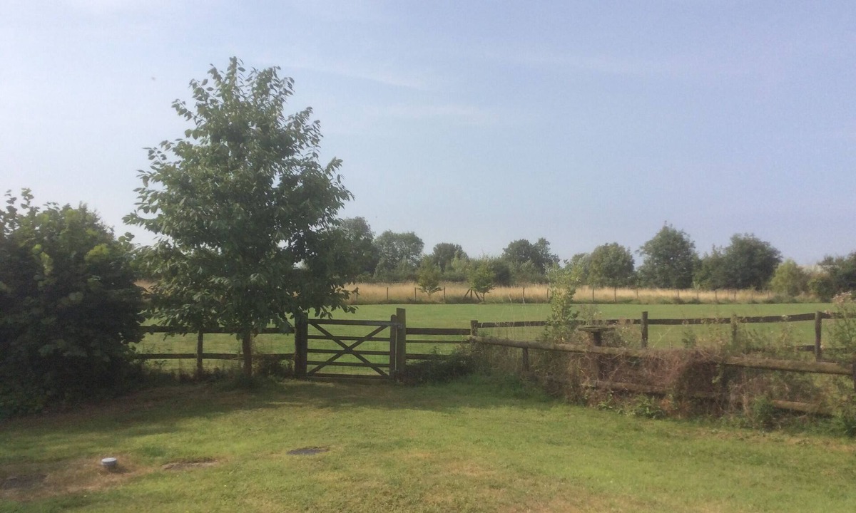 Wyverstone House | Individual barn overlooking open fields, dog friendly with open fire