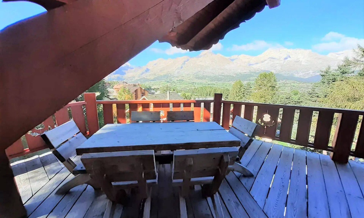 La Joue du Loup Ski Chalet | Individual chalet sleeps 14