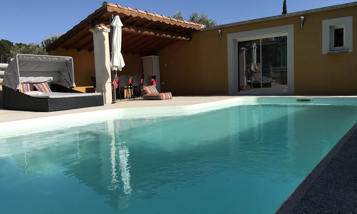 Connaux Apartment | Individual STUDIO with peaceful pool in small village