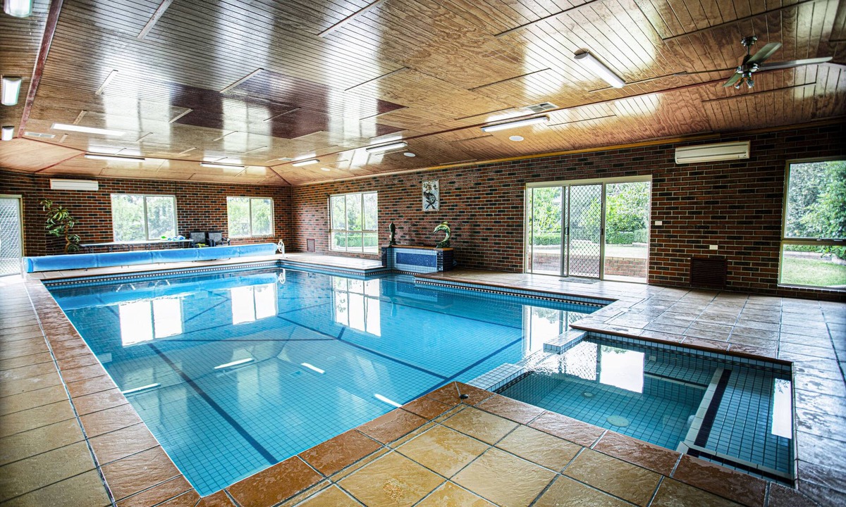 Mornington House | Indoor Heated Pool & Spa-The Pomegranate