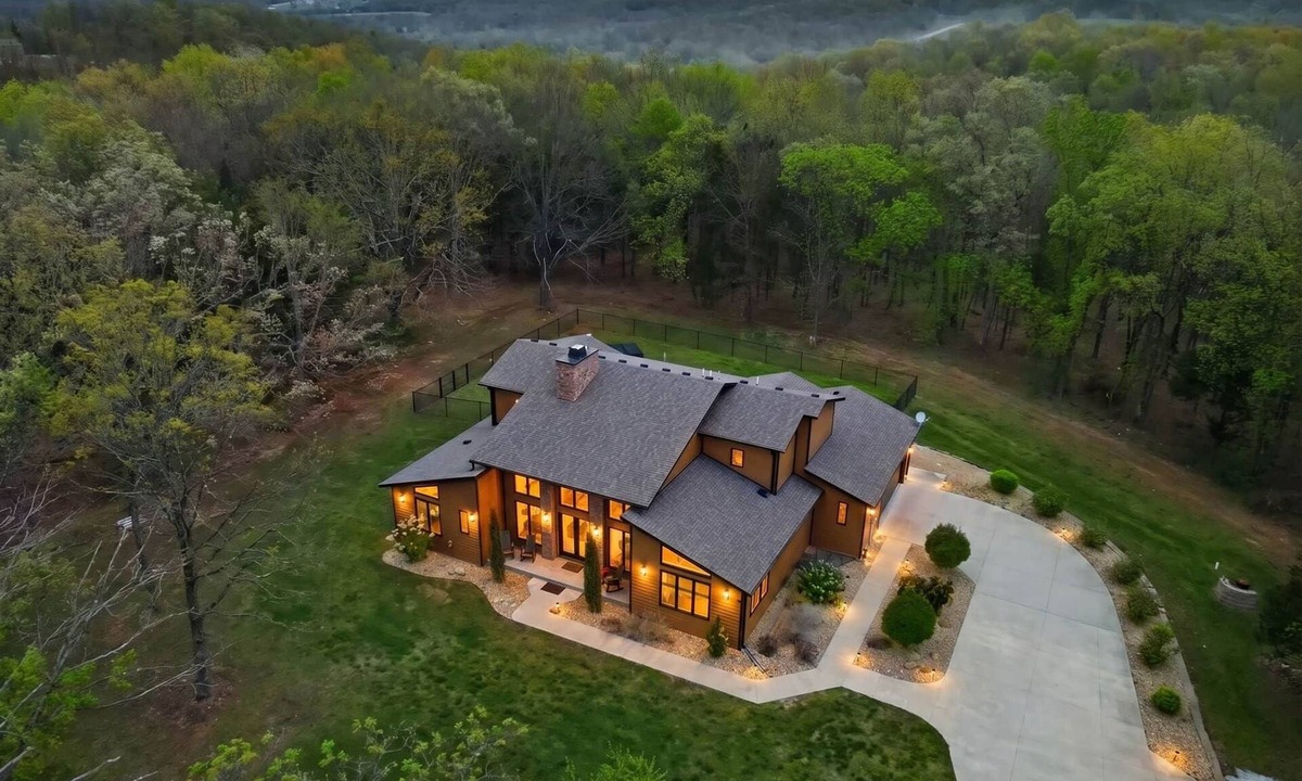 Elkland House | Indoor Park, 55 acres, Pickleball, Walking Trails!