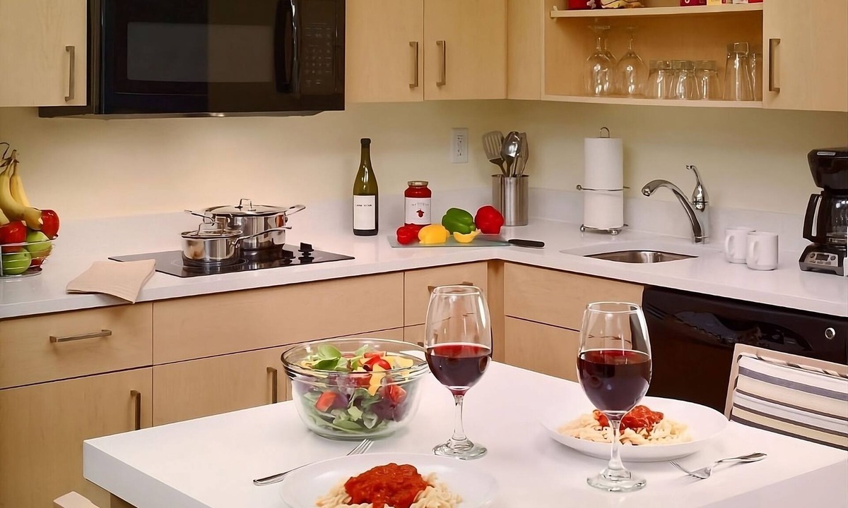 Auburn Hills Hotel | Indulge in Home Like Comfort 2 Comfortable Units, Full Kitchen, Pets Allowed