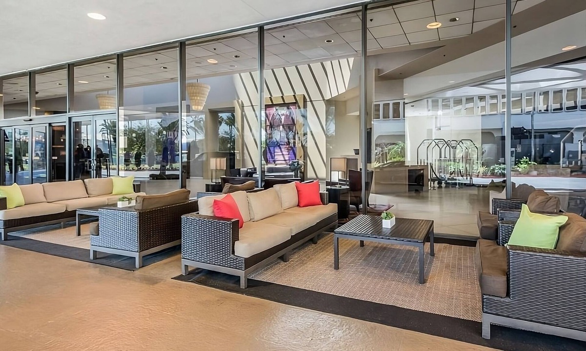 Los Angeles Resort | Indulge in Home-Like Comfort! 3 Comfortable Units, Pets are Allowed, Shuttle!