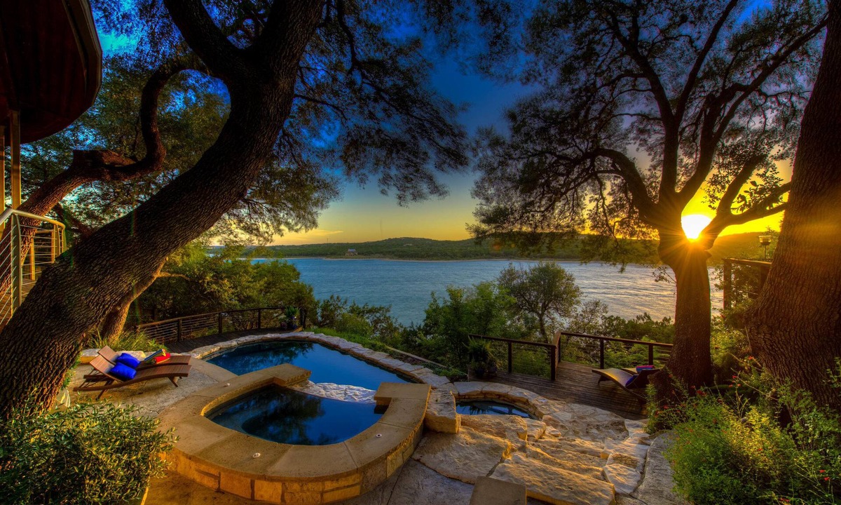 Volente House | Indulge in Luxury ★Sweeping Lake Travis Views ★Deep Water ★Mesmerizing Sunsets!