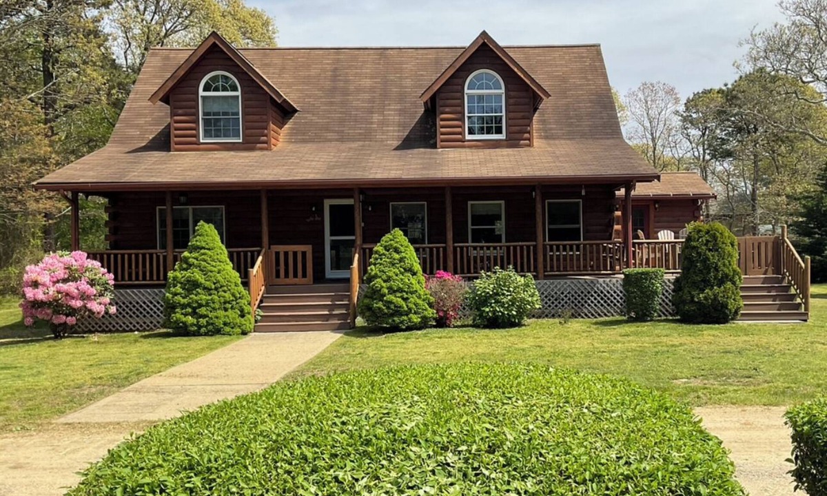 East Chop House | Indulge in the ultimate vacation experience at this exquisite custom log home.