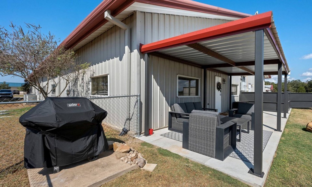College Station Cottage | Industrial-Chic Cottage Retreat with Outdoor Space Near Kyle Field & Easterwood Airport in Dr. College Station, Texas