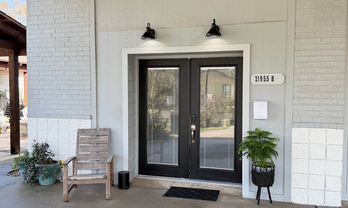 New Caney House | Industrial farmhouse style private guest house
