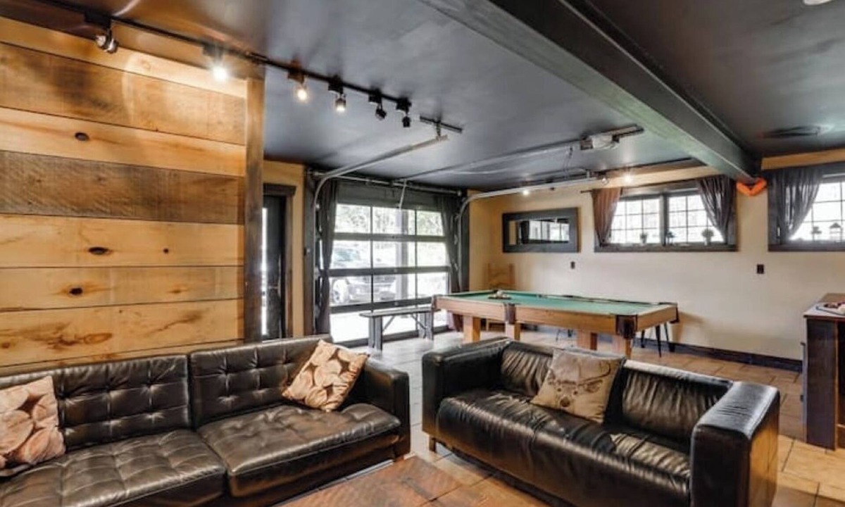 Cantley Apartment | Industrial Loft 1, Hot Tub, Pool Table & Private Lake Escape