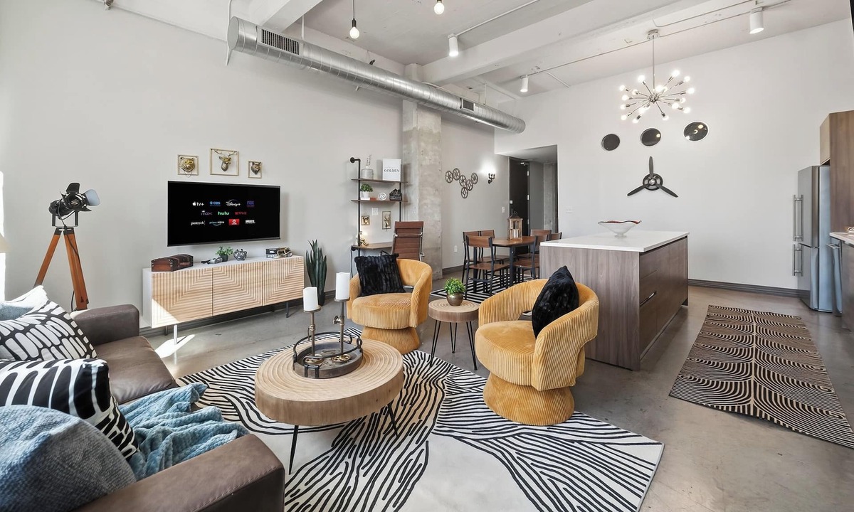 Downtown Dallas Apartment | Industrial Loft - Sleeps 10 - FREE Valet
