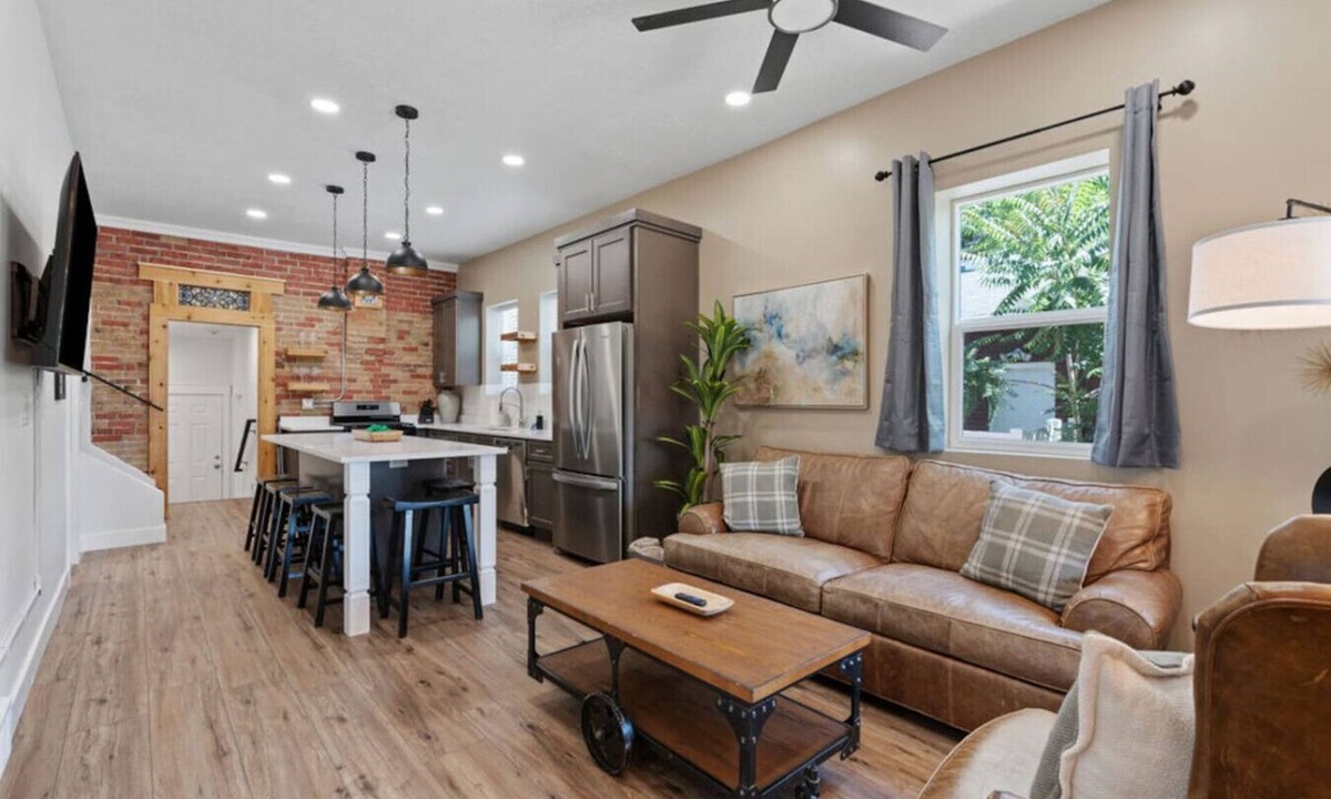 South Salt Lake House | Industrial Modern Getaway -Hot Tub -Exposed Brick
