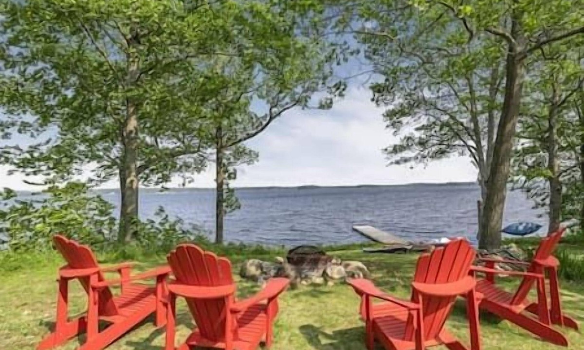 Severn House | Infinite Sparrow-Lakeside Family Retreat
