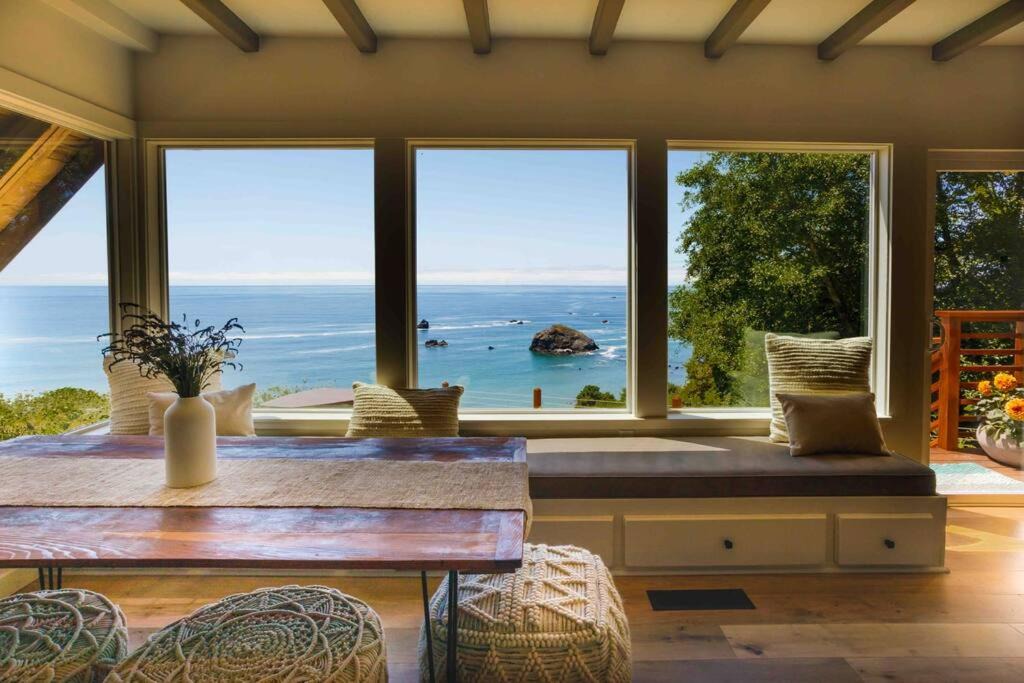 Trinidad House | Infinity ocean view, while soaking in the hot tub!