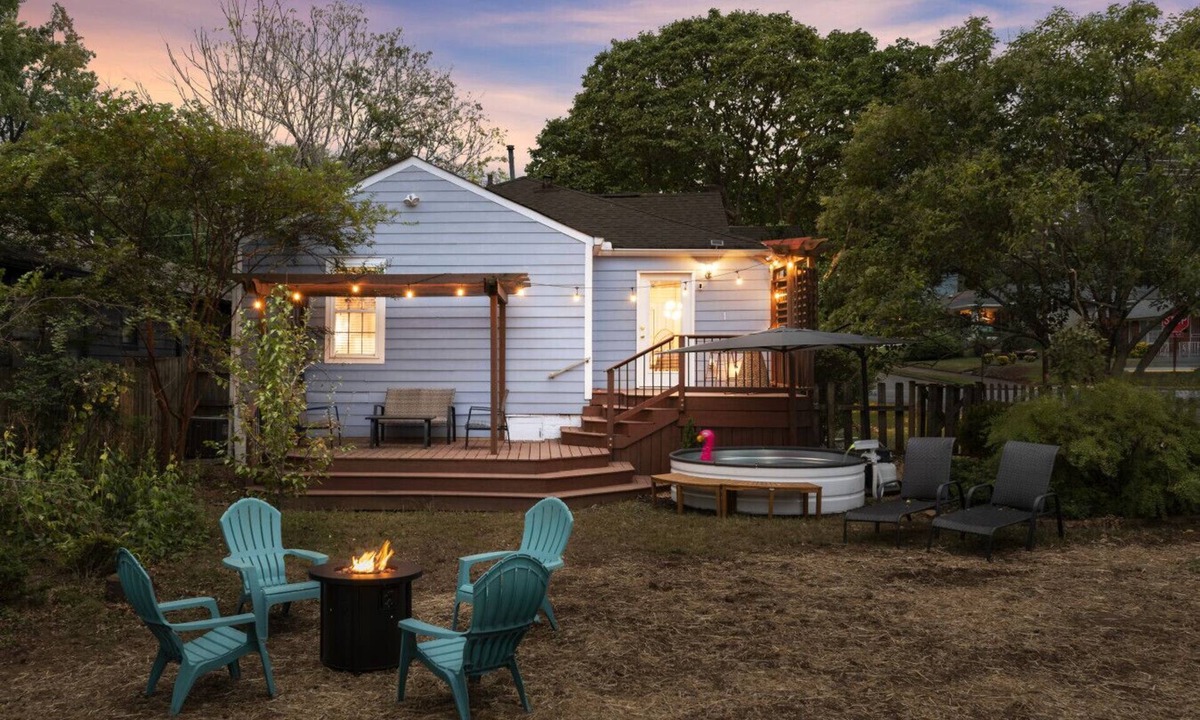 East Side House | Infrared Sauna | King Beds | Pet Friendly | Pool