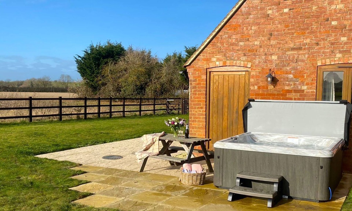 Bidford-on-Avon Cottage | Inglenook Barns - two pet-friendly barn conversions with hot tubs