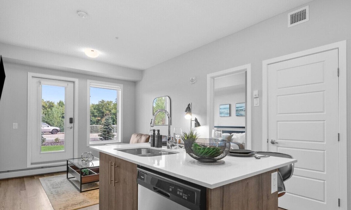 Inglewood Apartment | Inglewood Modern Condo King Bed Parking #21