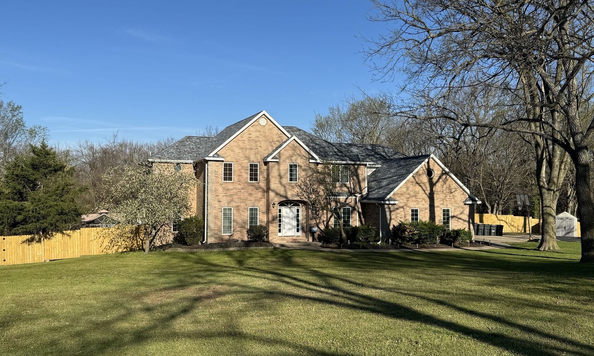 Carthage House | Inground Pool, Hot Tub, Movie Theater, 6 bedrooms, 3 Baths in Carthage, MO