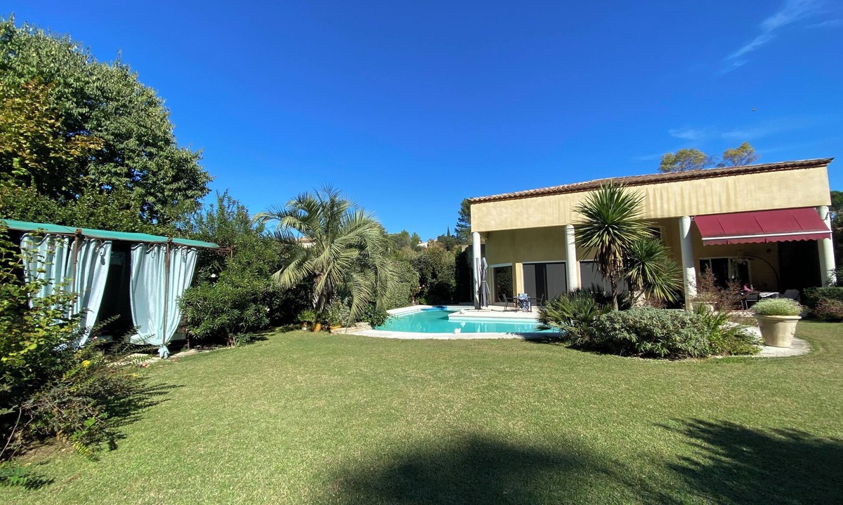 Castelnau-le-Lez Villa | Inhale. Blow it out! A bubble of tranquillity in a green setting.
