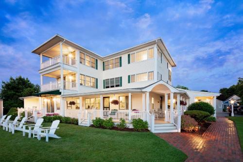 Niantic Bed & Breakfast | Inn at Harbor Hill Marina