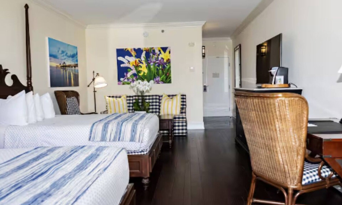 Pelican Bay Hotel | Inn at Pelican Bay | 2 Double City | Vanderbilt Beach, Heated Pool, Fire Pit