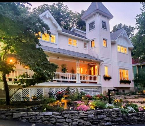 Eureka Springs Historic District Bed & Breakfast | Inn at Rose Hall