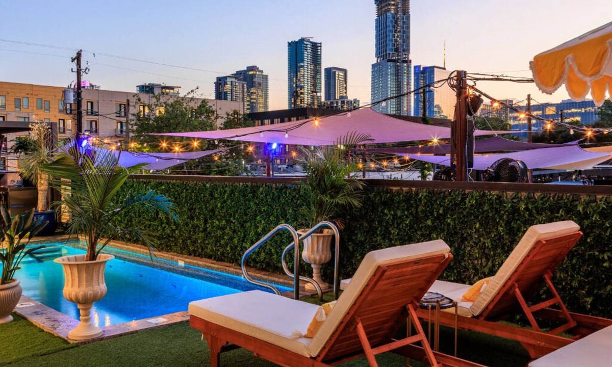 East Cesar Chavez House | Inn Cahoots on 6th: 5BR/13Beds - Pool, Rooftop, Garden Bars, Walk to Everything!