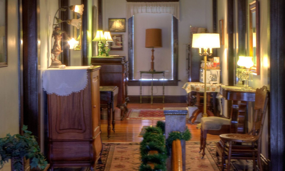Allerton Bed & Breakfast | Inn of the Six-Toed Cat