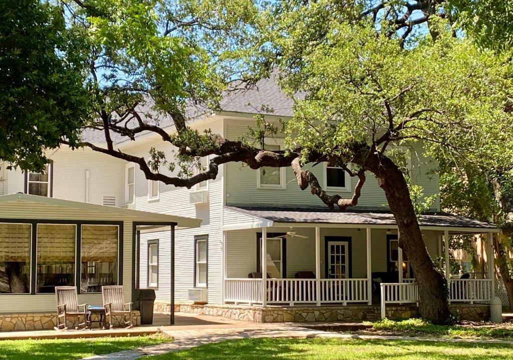 Glen Rose Hotel | Inn On The River