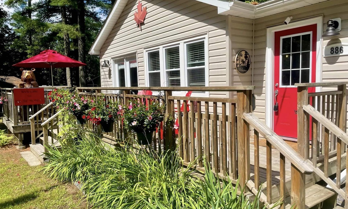 Port Sydney Cottage | Inn The Moment: A Bright and Cozy Getaway in the Heart of Muskoka