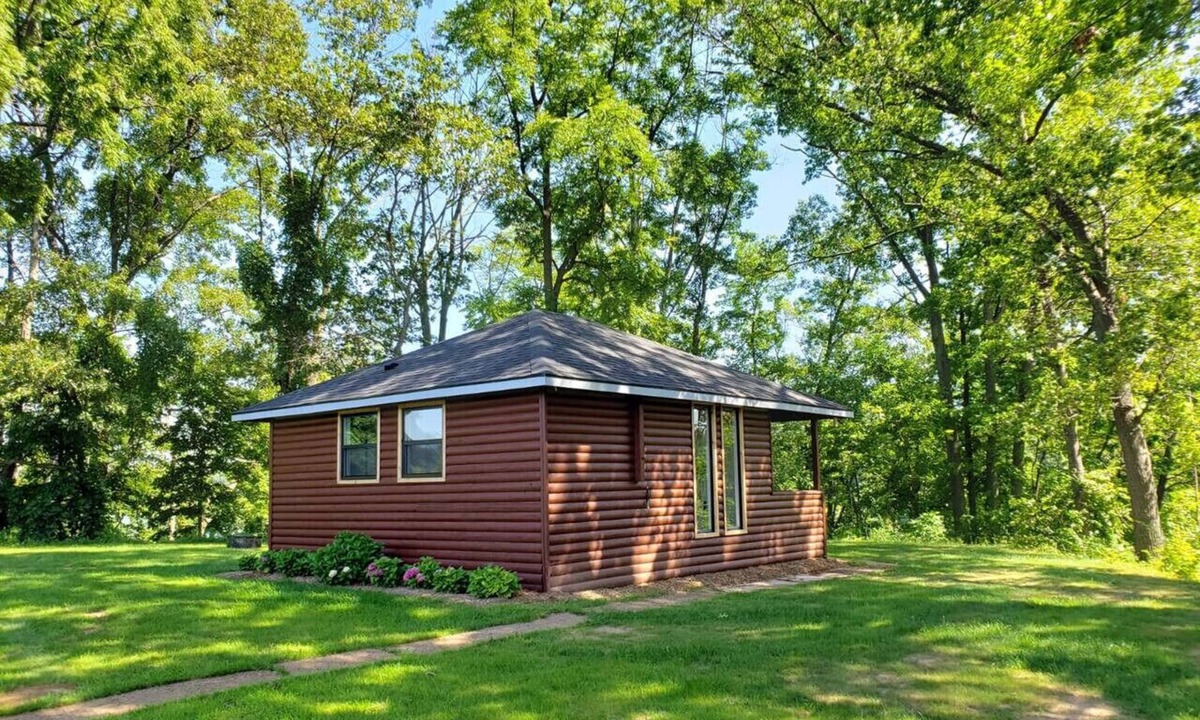 Lincoln Apartment | Inn The Orchard, Modern Log Cabin, on water edge