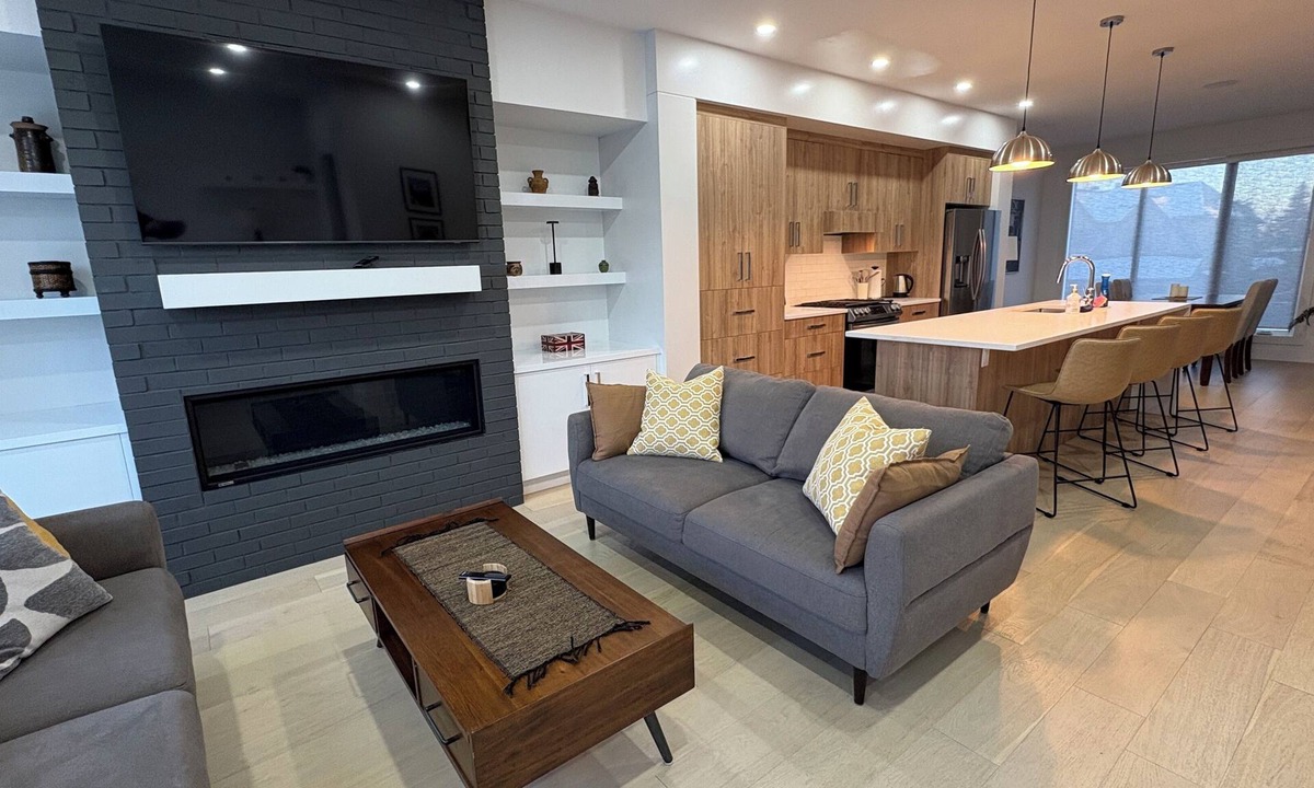 Southeast Calgary House | Innercity Luxury 3BR House with AC/garage near Stampede/Saddledome/BMO/MNP