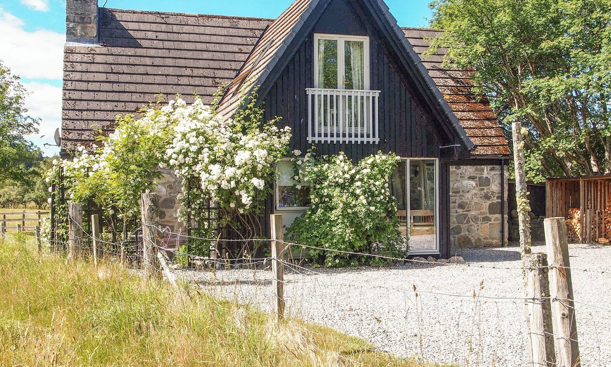 Kincraig Cottage | INSHCRAIG, family friendly, with open fire in Kincraig