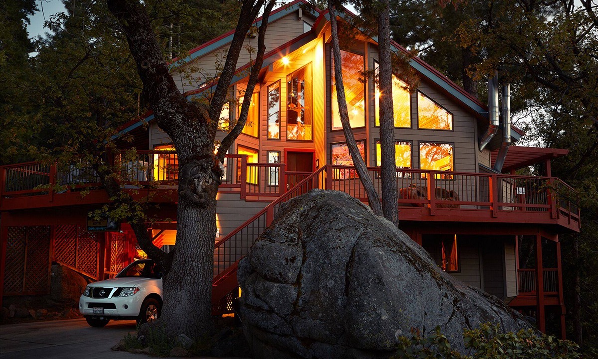 Yosemite West House | Inside Yosemite N.P. Gates, our luxury home is minutes from valley attractions.
