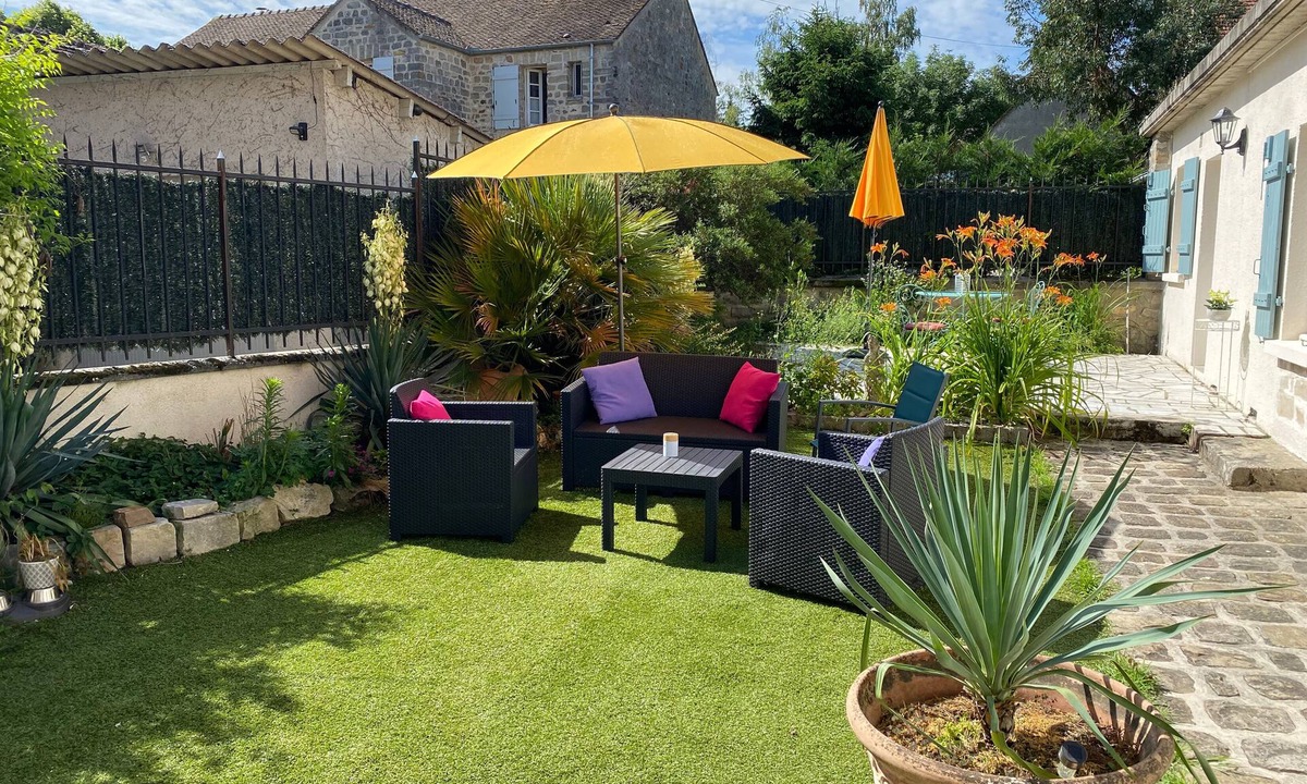 Barbizon Apartment | INSTANT FLEURY: cozy studio with secret garden!