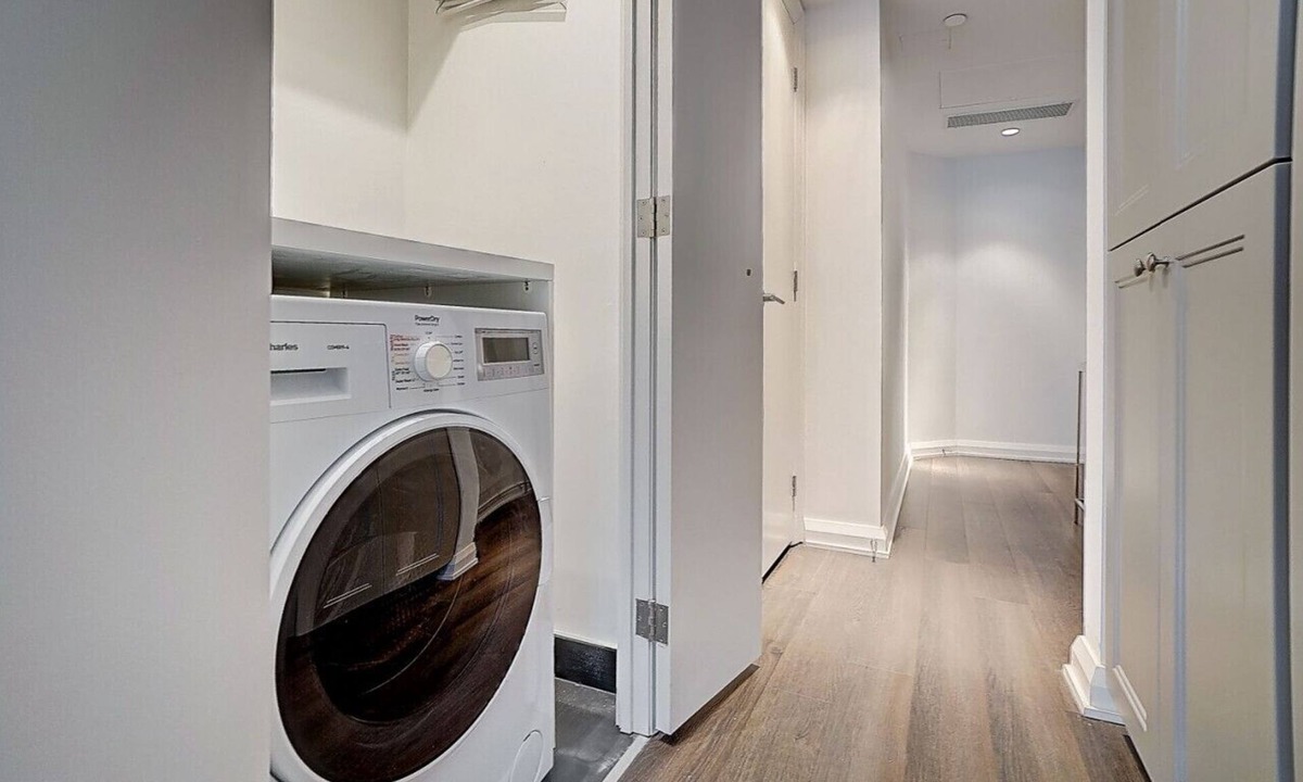 Midtown Toronto Condo | Instant Suites -Stunning Designer Studio Yorkville