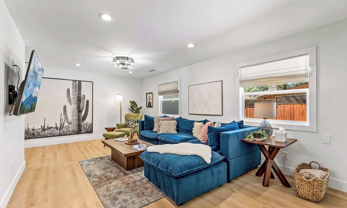 Shadow Mountain House | Int Designed | Single Level | AC | Hottub | 5min to DT