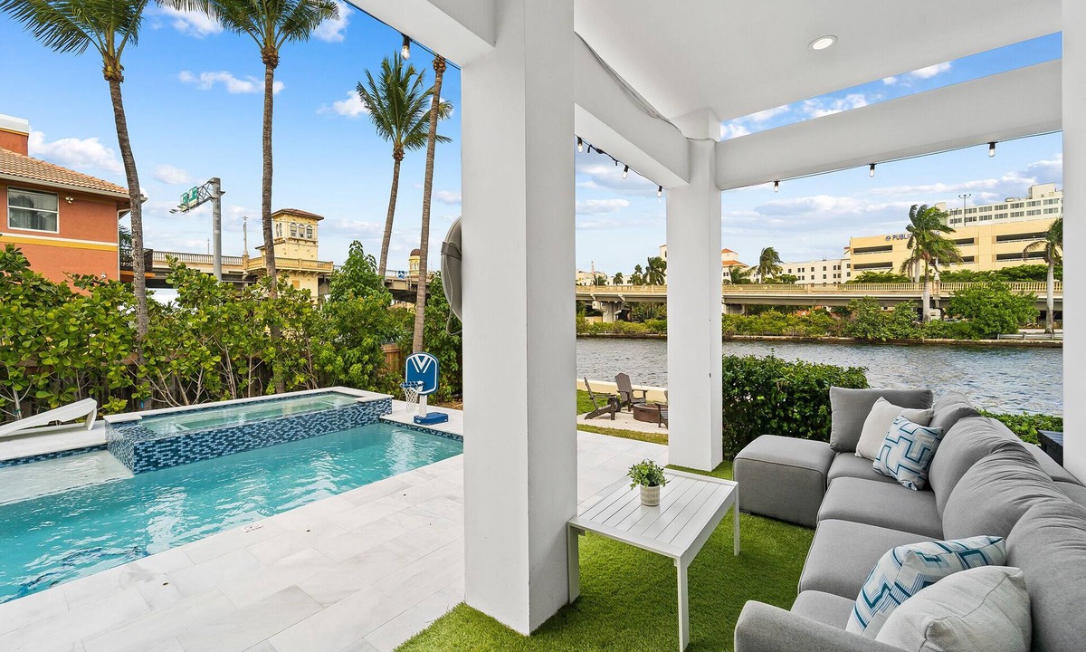 Hollywood South Central Beach Cottage | Intercostal beauty with heated pool + Spa!