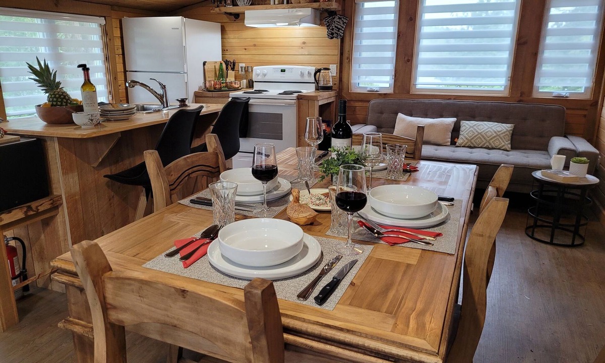 Val-des-Monts Ski Chalet | Intimate Cottage plus Loft with Epic Lake Views