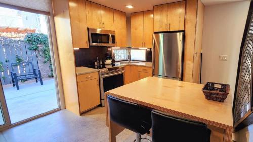 Raynolds Addition Apartment | Intimate Townhome Sanctuary DT