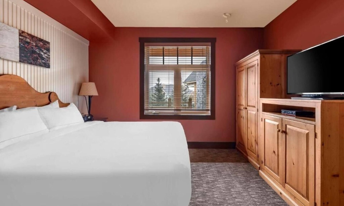 The Blue Mountains Hotel | Inviting 1BR Retreat with Balcony, Kitchenette & Comfort Amenities