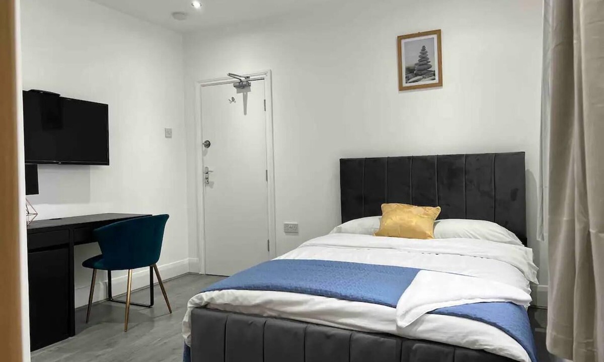 Clayhall Apartment | Inviting 2-Bed Apartment in Ilford