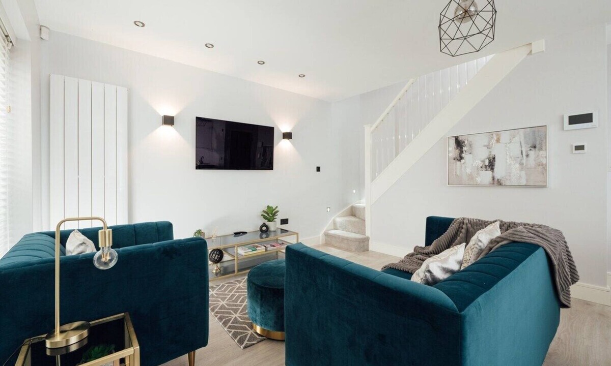 Dorking Apartment | Inviting 2BR House in Dorking