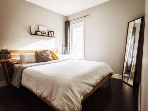 Cabbagetown South House | Inviting 2BR Townhouse with 2 WFH Setups and WiFi