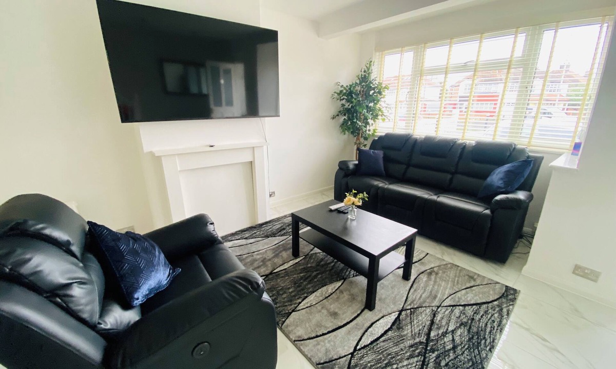 Beverley House | Inviting 4-Bed House in Leeds