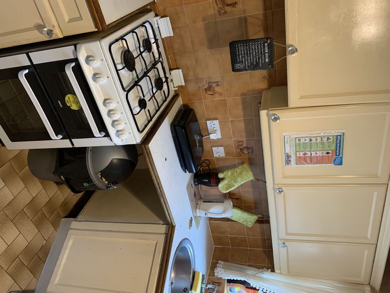 Crawley House | Inviting 4-Bed House in Crawley